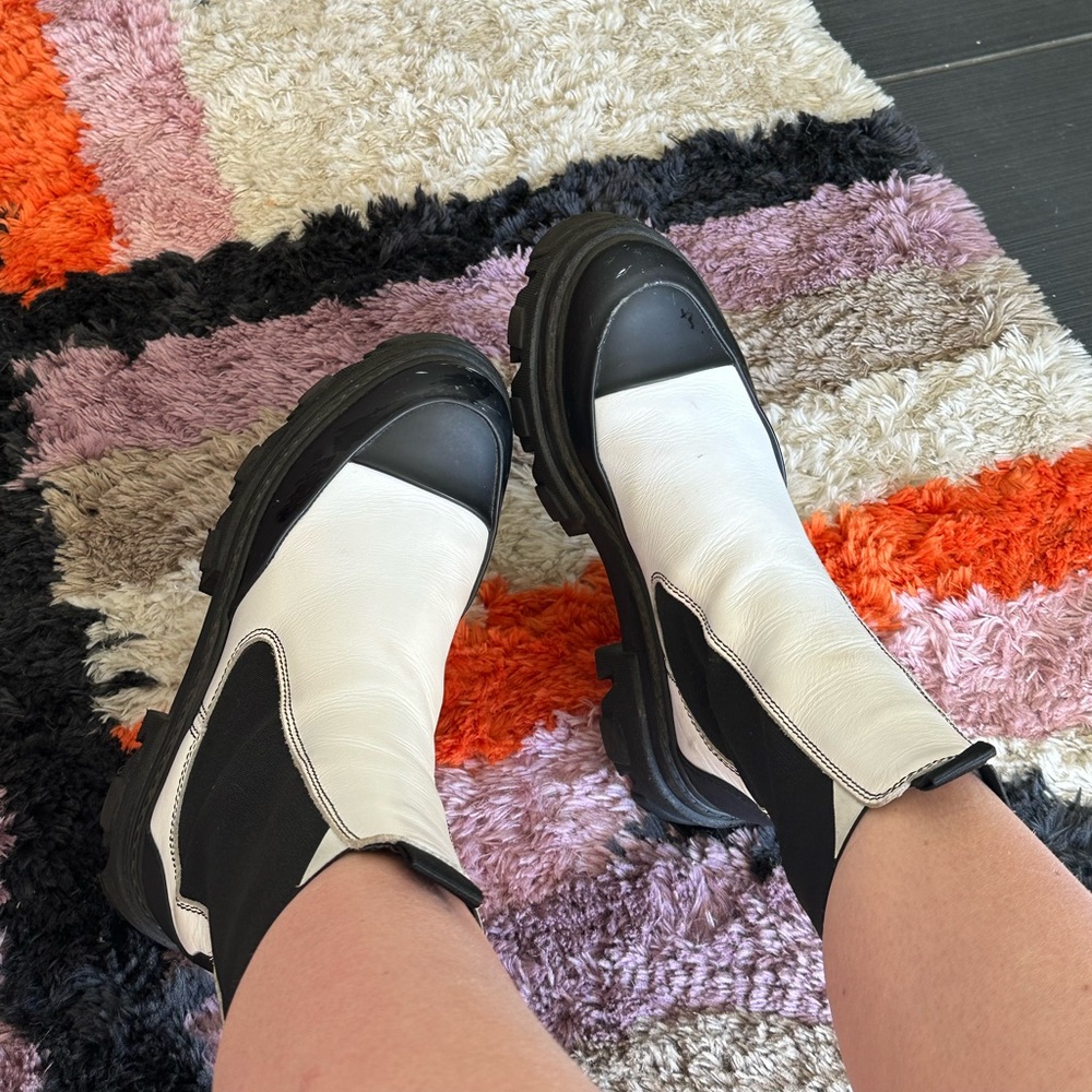 GANNI- MID CHELSEA BOOT IN WHITEs size: 39